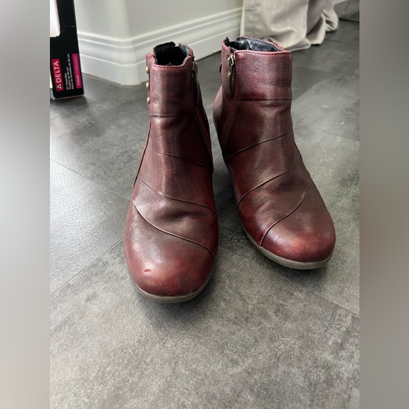Earth Hope Garnet leather ankle boot. Size 8B - Picture 4 of 7